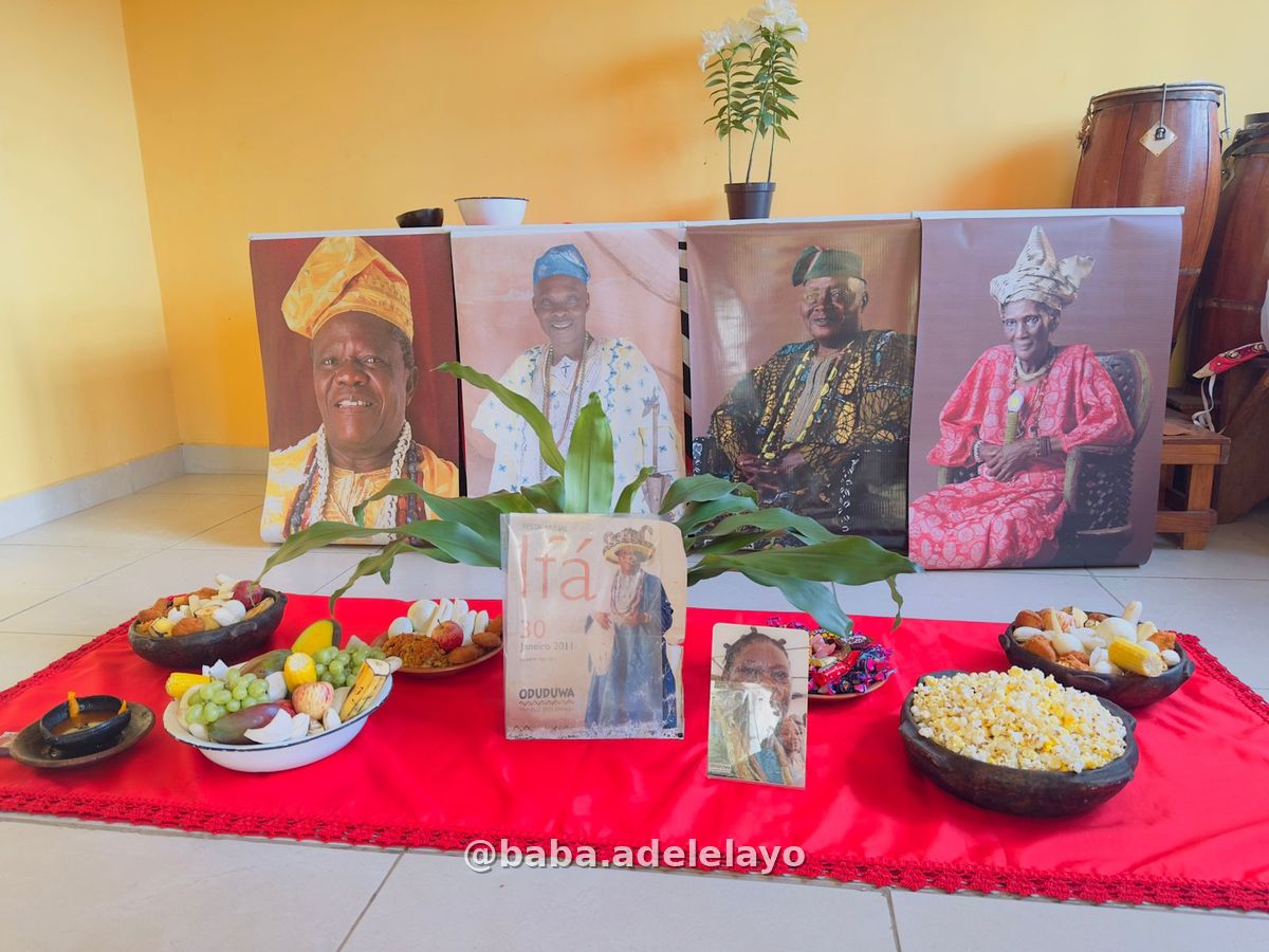 Altar com retratos dos ancestrais e oferendas no Ilé Àṣẹ